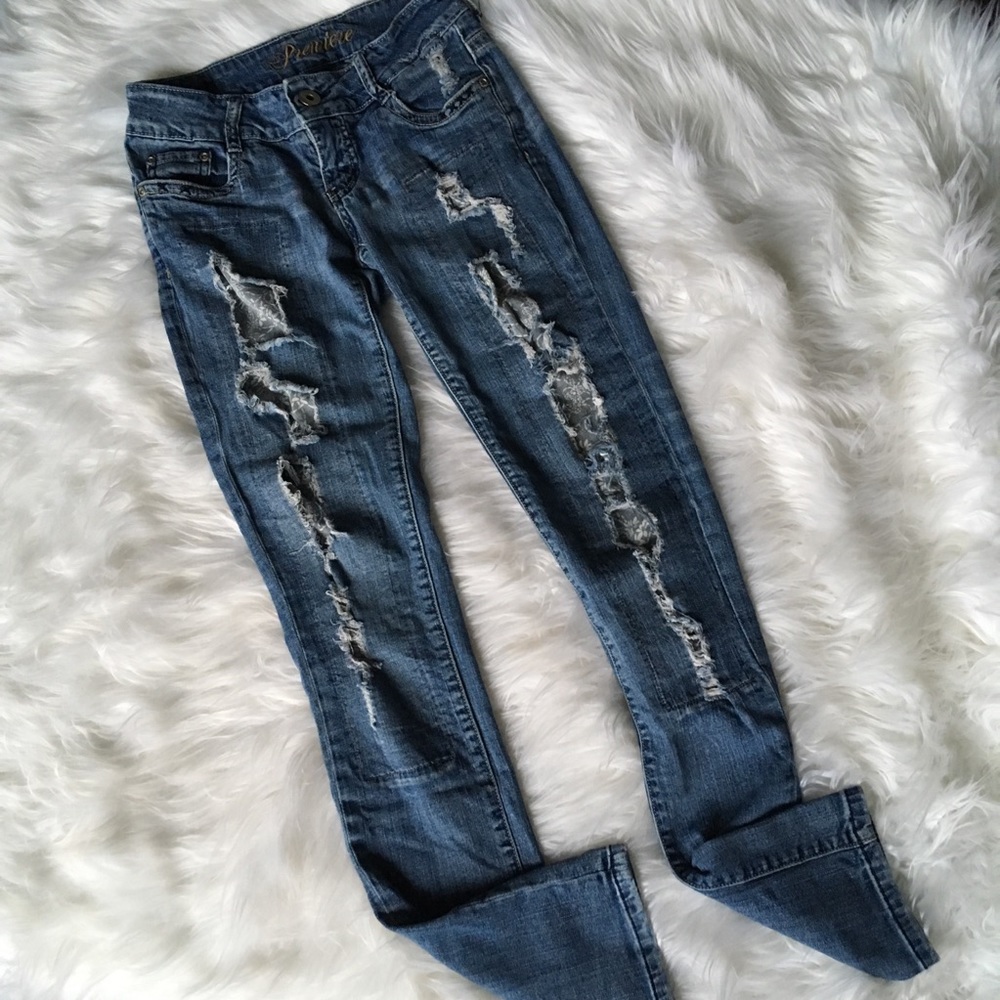 Distressed skinny jeans with patches